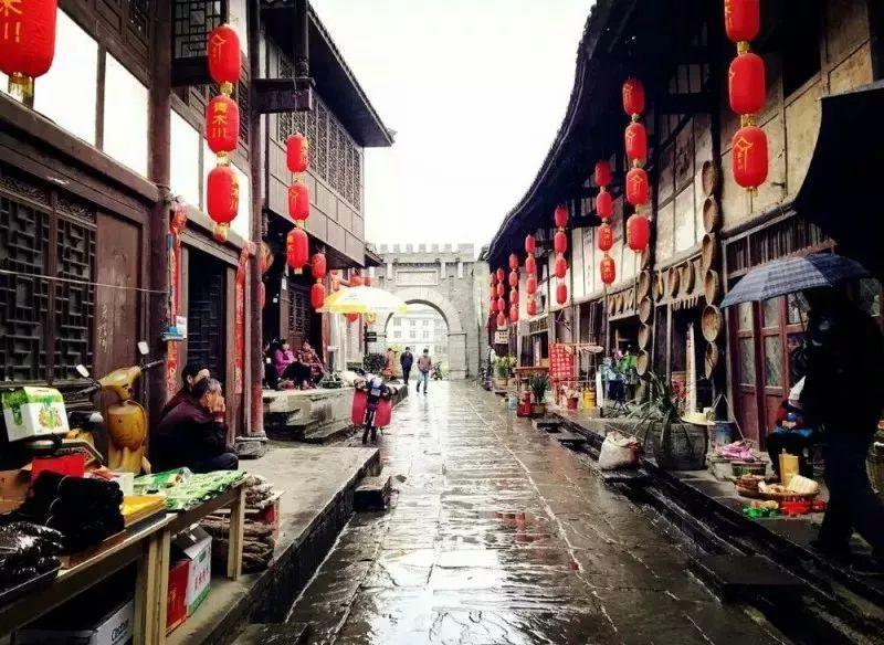 无营运许可证！山东籍大巴司机载40余乘客“冲关”被警方成功拦截，司机被控制